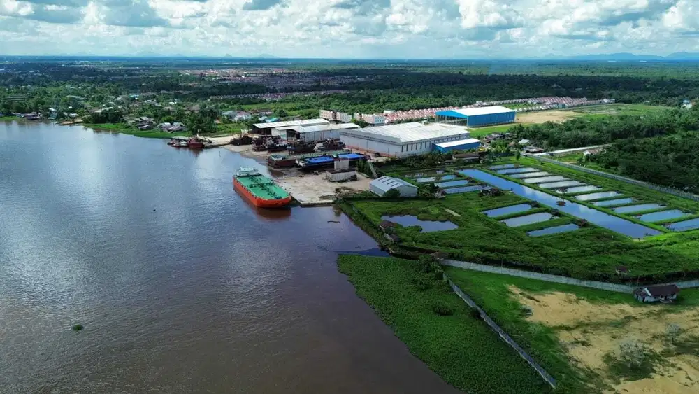 Tanah Desa kapur samping Dok kapal