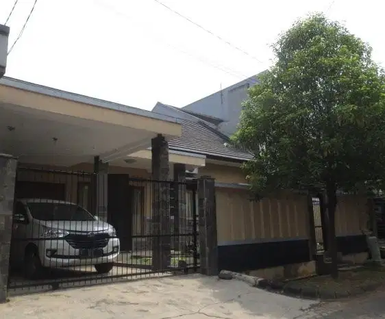 Dijual Rumah Luas di Kemang Pratama