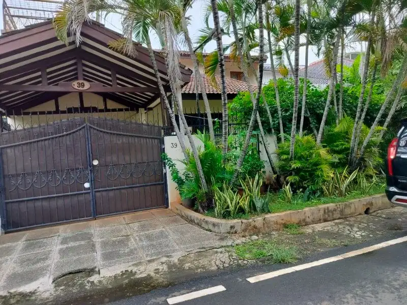 rumah huk dalam  Ada Taman dan depan taman.lebar