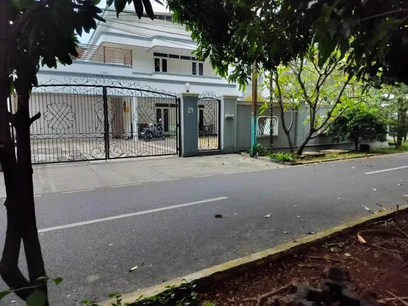 rumah huk dekat LRT Jalan lebar  2 jalur dan amam