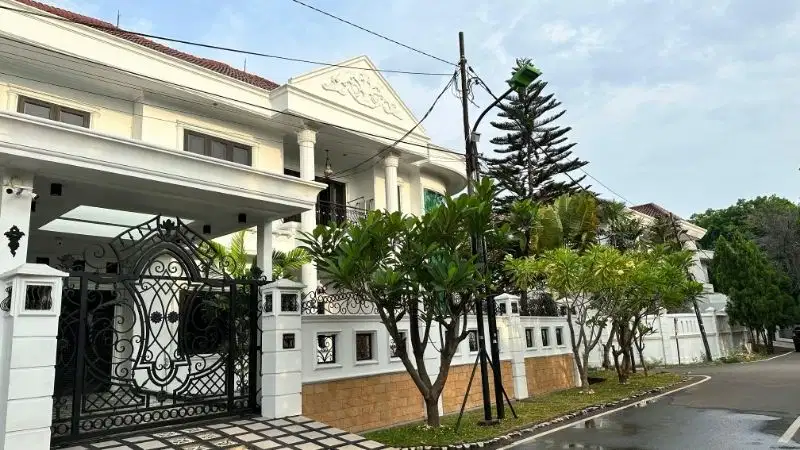 rumah dekat jalur  lrt huk depan fasum dan asri