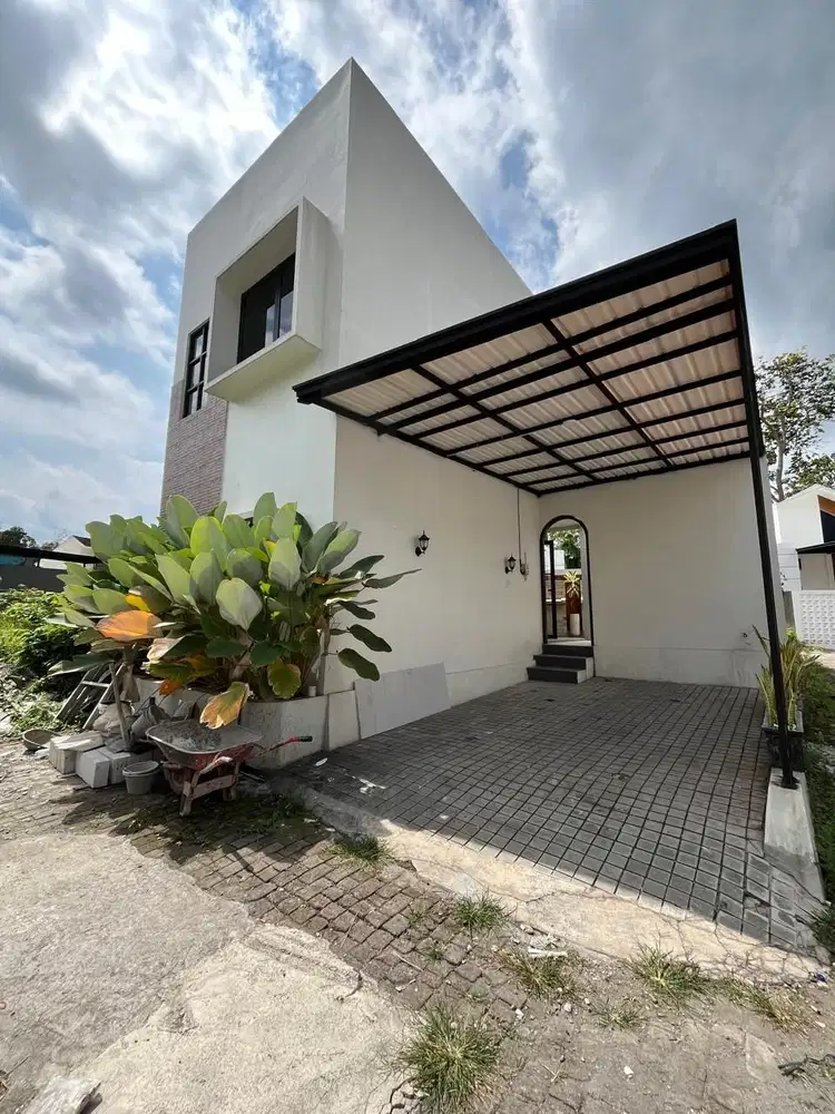 dijual rumah di sleman ada kolam renang di jalan palagan km 16 turi