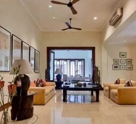 Dijual Rumah Besar Hook Asri di Menteng Jakarta Pusat