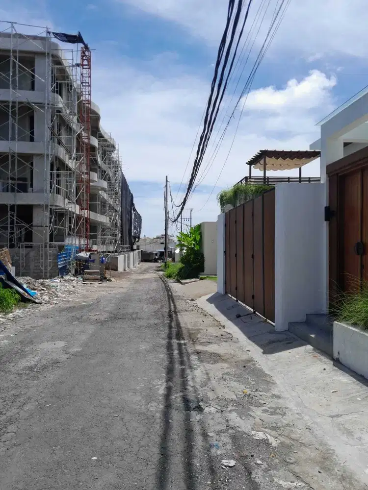 Tanah dekat pantai Berawa sebelah Star Buck Berawa