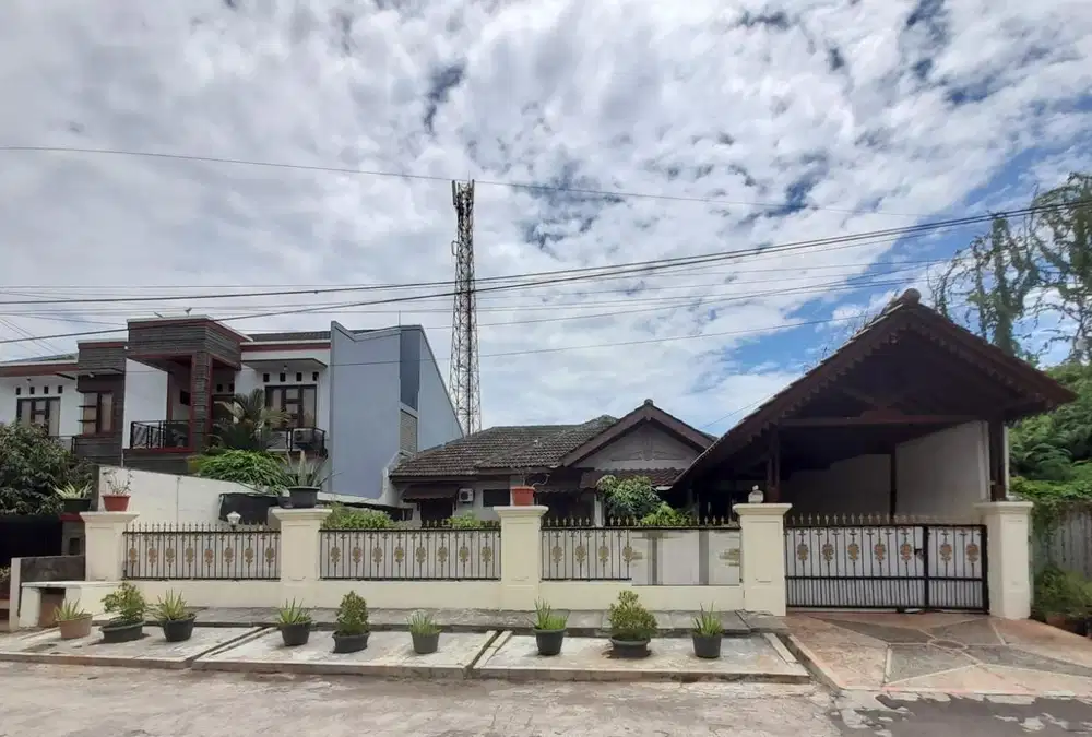 Dijual Rumah Asri Dengan Halaman Luas di Jaka Permai