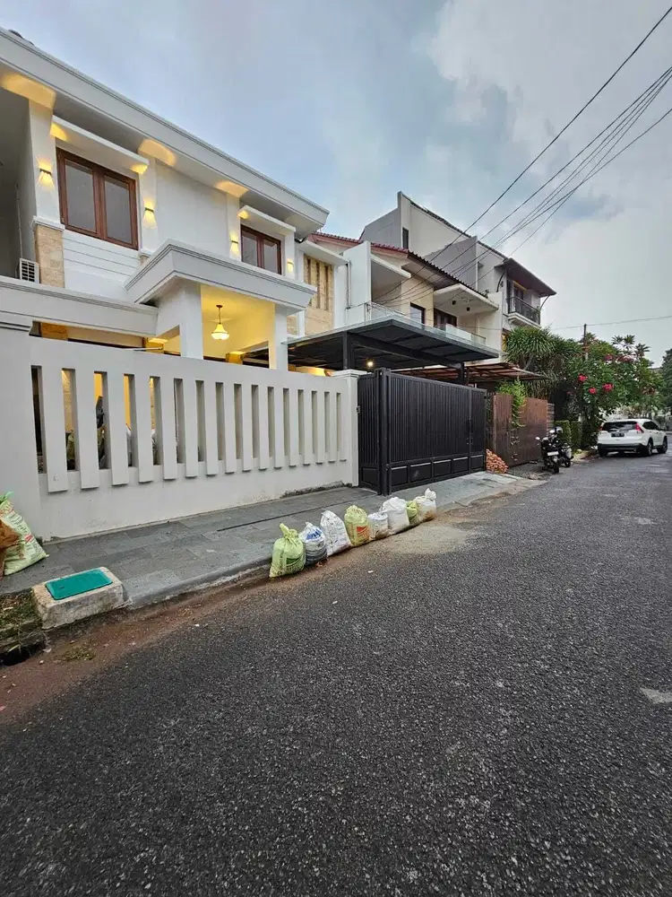 DIJUAL RUMAH PONDOK INDAH JAKARTA SELATAN  BARU RENOVASI