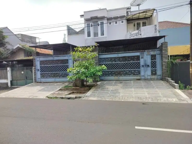 rumàh pinggiír Jalan sangat dekat Jalan utama dan  jalur Lrt