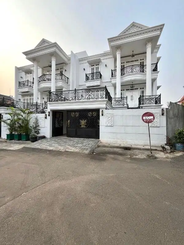 Dijual rumah baru klasik modern dalam komplek at Jakarta Selatan