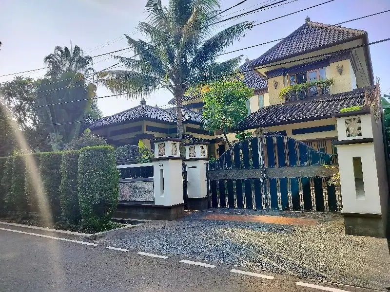 rumah lama dekat jalur lrt dan fasum2 dan tidak banjir