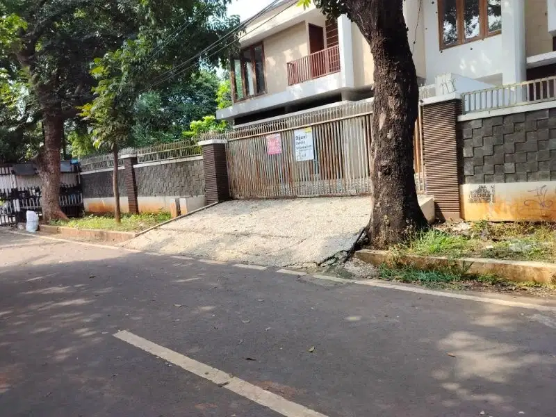 rumah halaman dan Jalan lebar asri.dekat akses Lrt dan.busway
