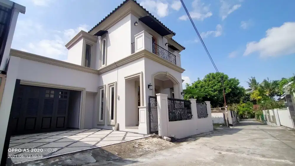 RUMAH MEWAH 2 LANTAI GAYA MEDITARINIA SEMI MODERN. AKSES STRATEGIS