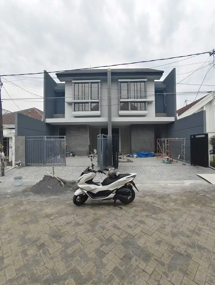 Lokasi Premium‼️Rumah Baru  Gress Manyar Surabaya
