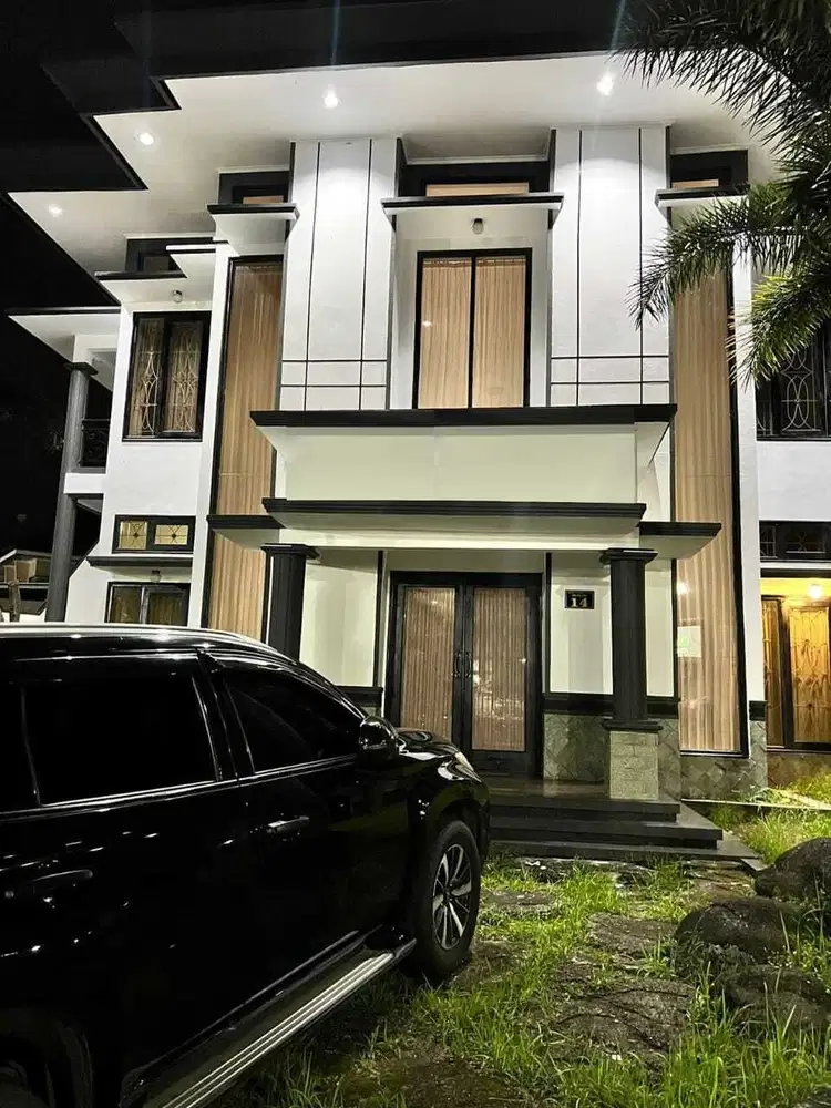 Rumah mewah 2 lt jalan kembar hanya 150 m dari kampus besar malang