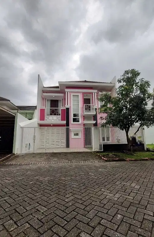 rumah mewah dalam perumahan elite araya blok golf