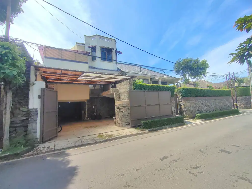 JUAL CEPAT Rumah Luas Hoek di Jalan Abadi, Gegerkalong