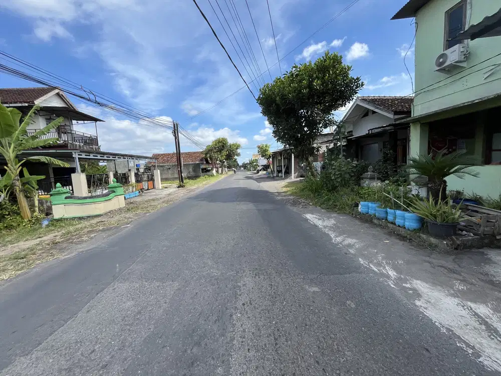 Tepi Jalan Raya Berbah Jogja Tanah Sleman