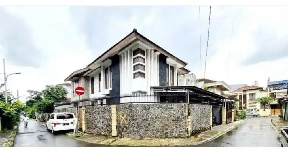 DISEWAKAN RUMAH BAMBU KUNING KEBAYORAN BARU JAKARTA SELATAN