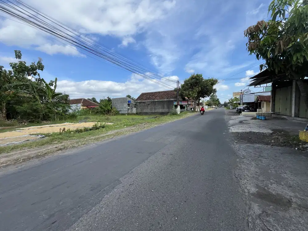 Tepi Jalan Raya Berah SHM Tanah Jogja