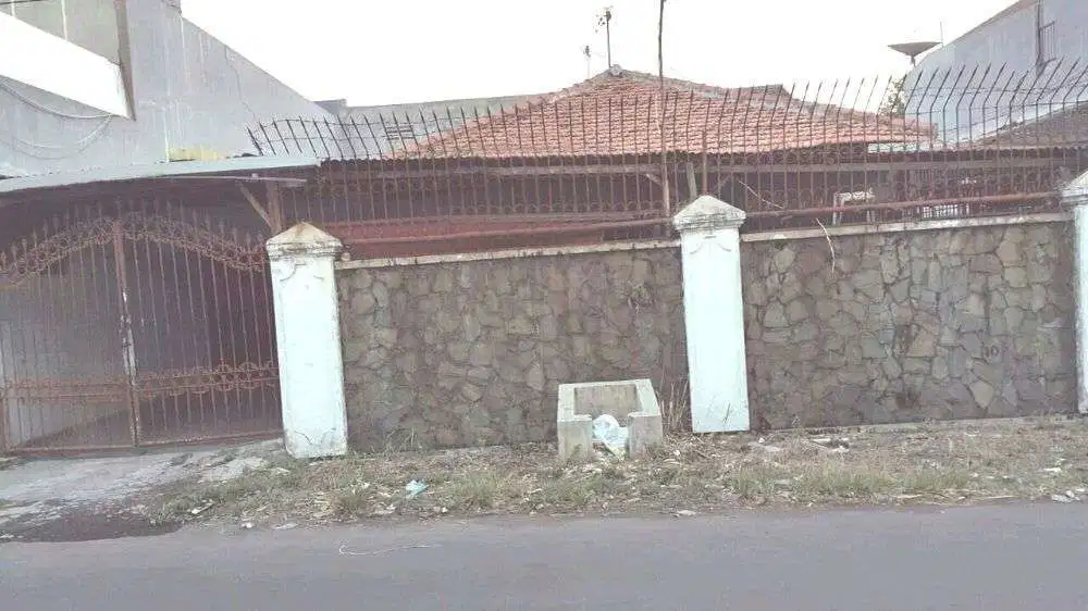 Rumah bangunan lama 2lt SHM Babatan Pantai