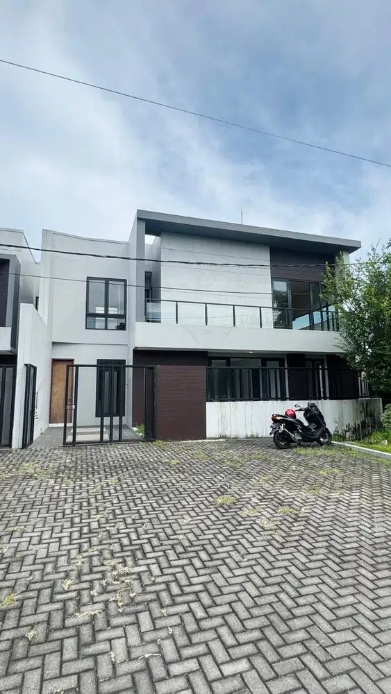 Baru Gress Rumah Gayung Kebonsari Scandinavian Dekat Masjid Agung Lux