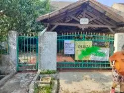 rumah tua pinggir Jalan dekat pintu tol.bisa kantor