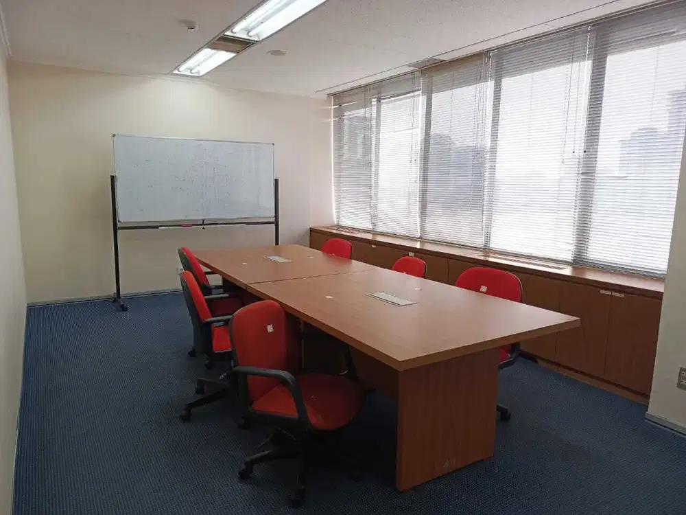 Sewa Kantor Semi Furnish 198 m2 di Menara Cakrawala Thamrin, Hrg Murah