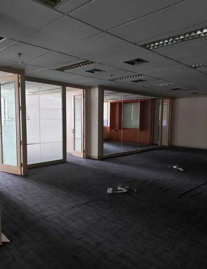 Sewa Kantor 379 m2 Sdh Partisi di Artha Graha SCBD, Strategis, Nego