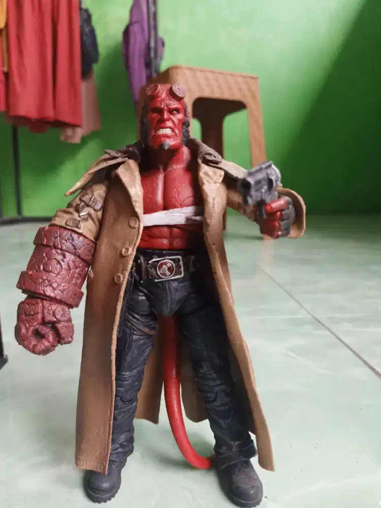 HELL BOY MEZCO loose