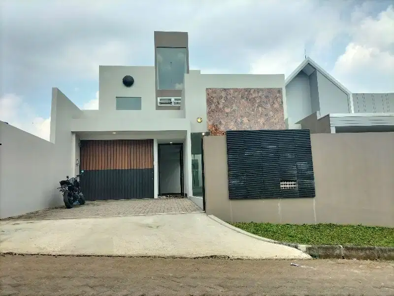 Jual Rumah MEWAH plus ROOFTOP parkir LUAS di Setiabudi Bandung