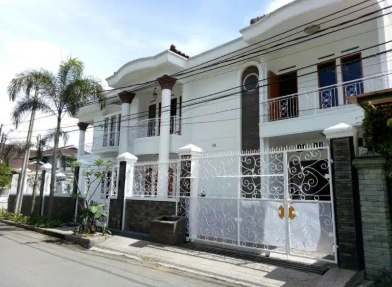 Di jual rumah mewah 2 tingkat di Tubagus ismail