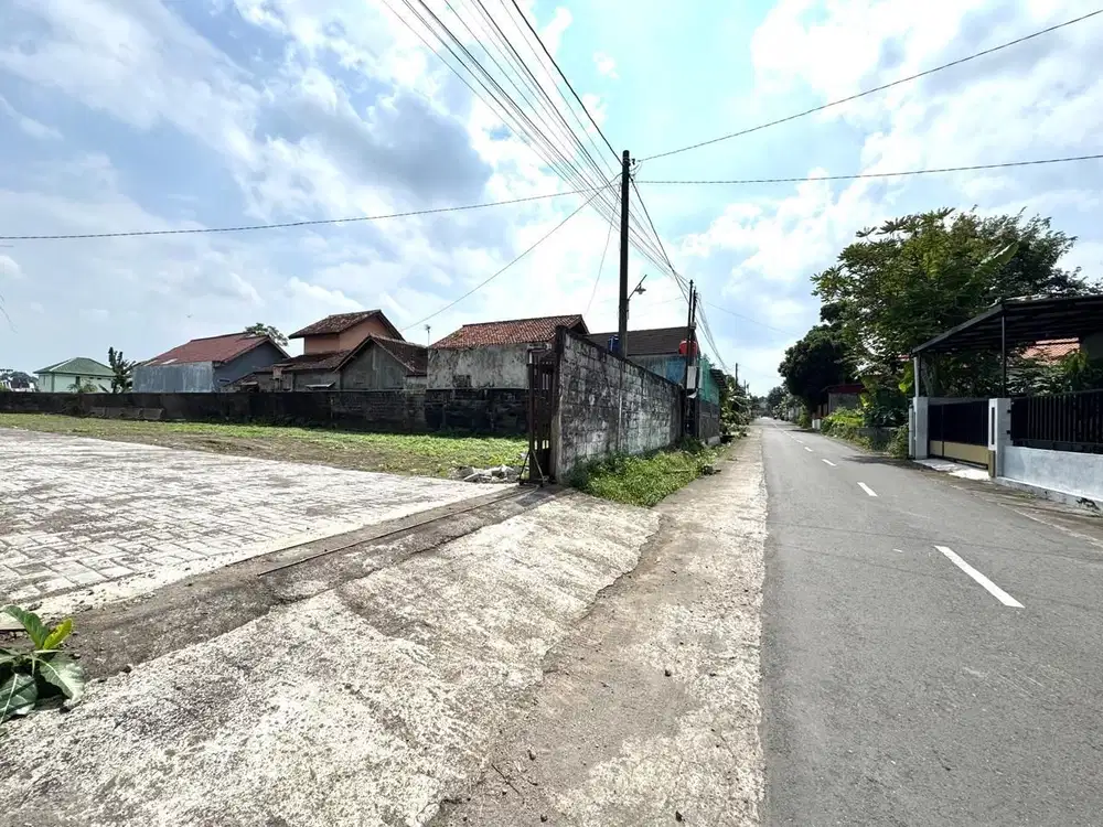 Area Palagan Km 7 Sleman, Tanah Tepi Jalan Aspal