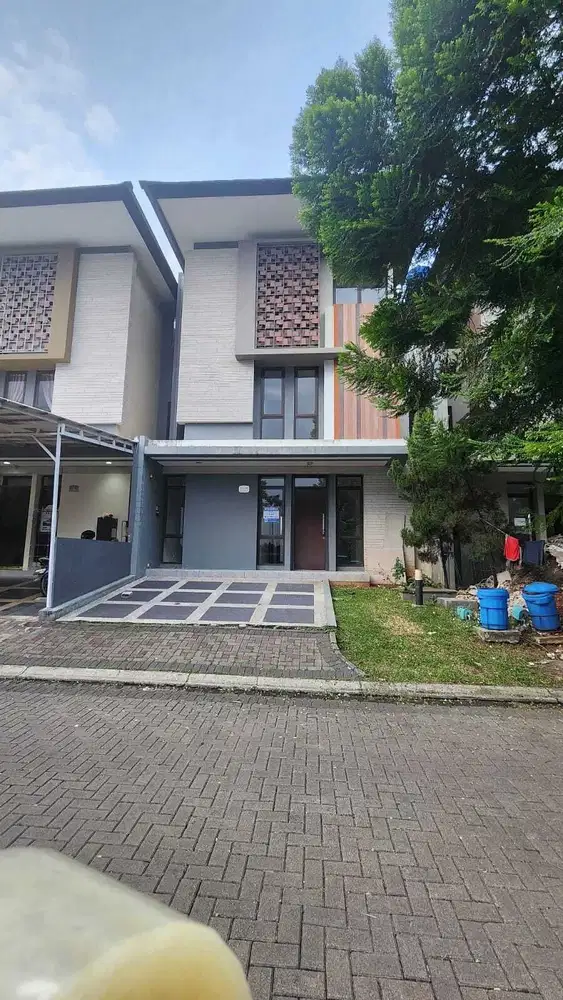 Disewakan Rumah 3 Lantai Regent Town, BSD