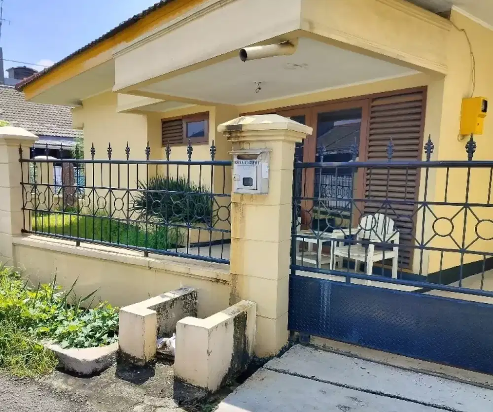 Rumah Huk Asri 1 lnt Lebar 11 meter Ngantong Bisa 2 Mobil Depan Jln