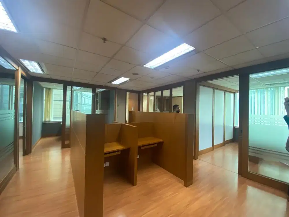 Sewa Kantor Semi Furnish 158 m2 di Menara Rajawali Mega Kuningan, Nego