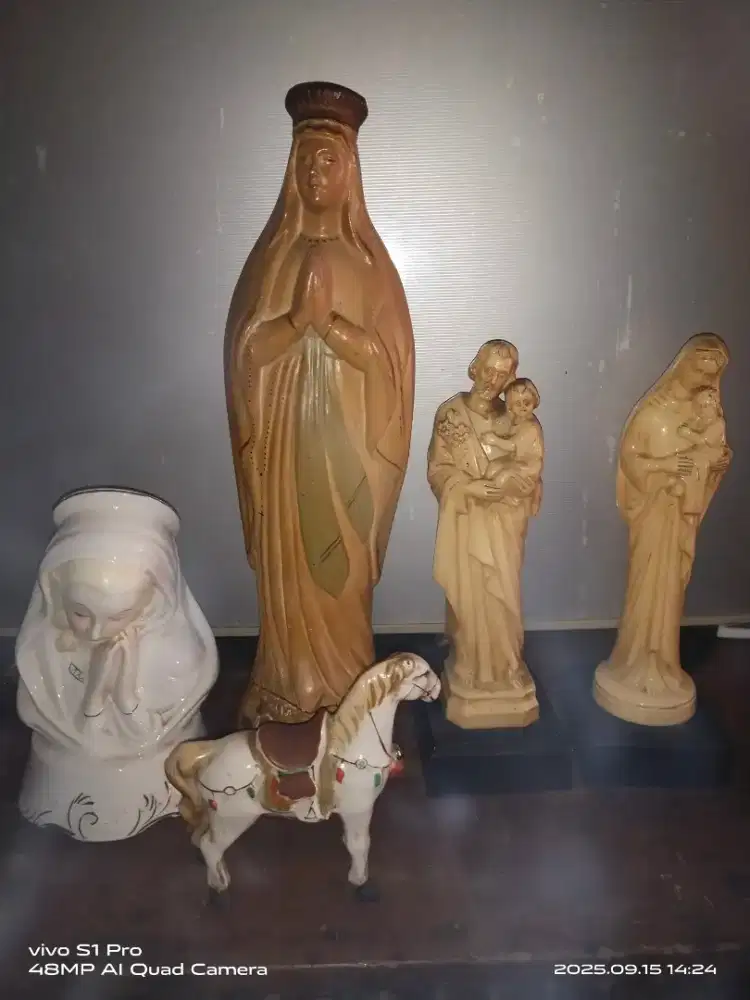 Patung b m dari keramik