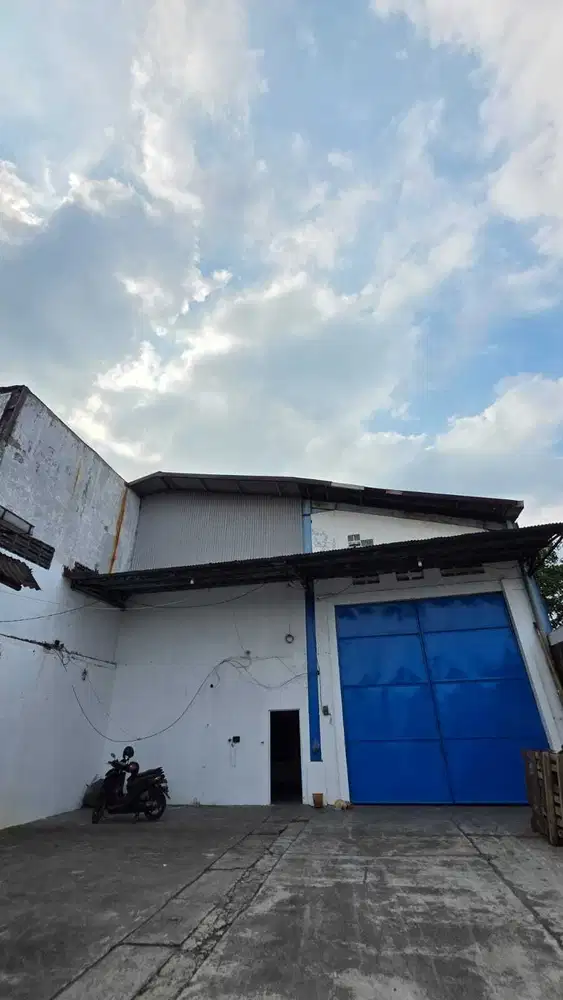 Gudang di Karangpilang, Surabaya  ada Lahan Parkir, Akses Lebar