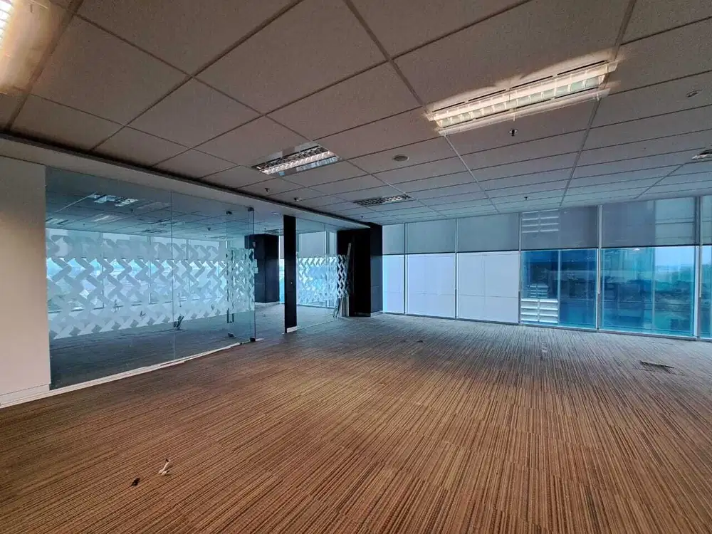 Sewa Kantor 151 m2 Sdh Partisi di 18 Parc SCBD, Strategis, Nego