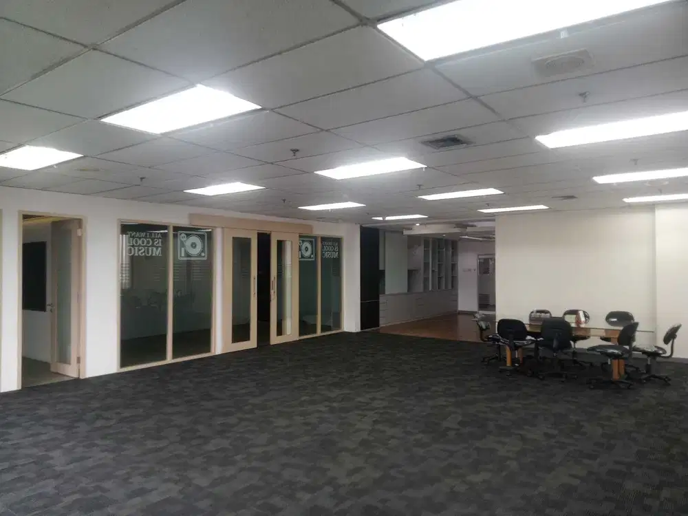 Sewa Kantor 230 m2 Kondisi Fitted di Gedung Tifa Gatsu, Hrg Ekonomis