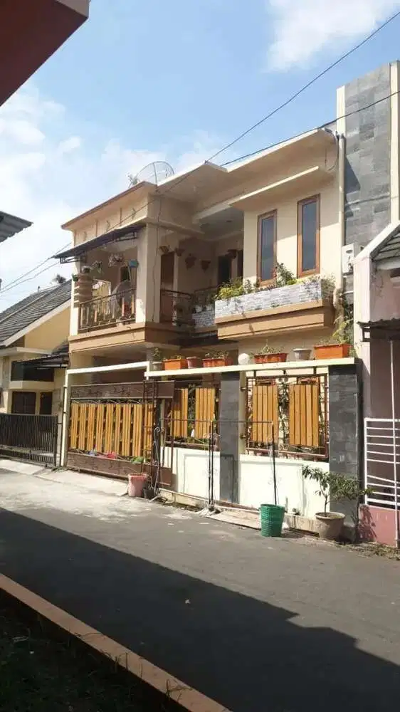 Rumah bagus nyaman colomadu semi furnih