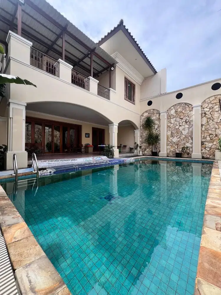 RUMAH MEWAH DHARMAHUSADA PERMAI SWIMMING POOL
