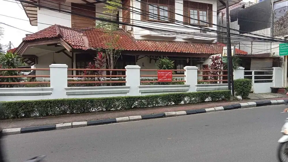 Rumah Tinggal yang Nyaman, ada mini taman, dan berada di sudut