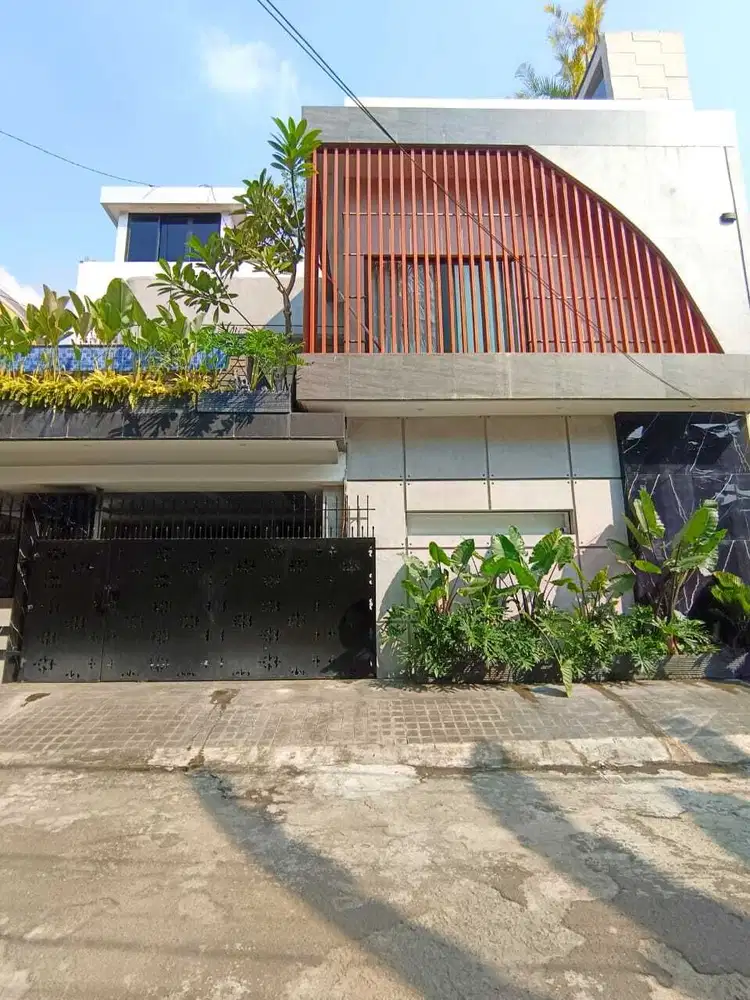 DiJual Rumah  Mewah 3 Lantai Bonus Mobil diRawamangun, Jakarta Timur