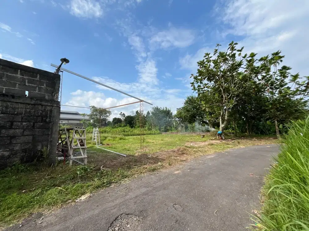 DEKAT BALE HINGGIL: Tanah Jogja Kaliurang Km 10, Tepi Aspal