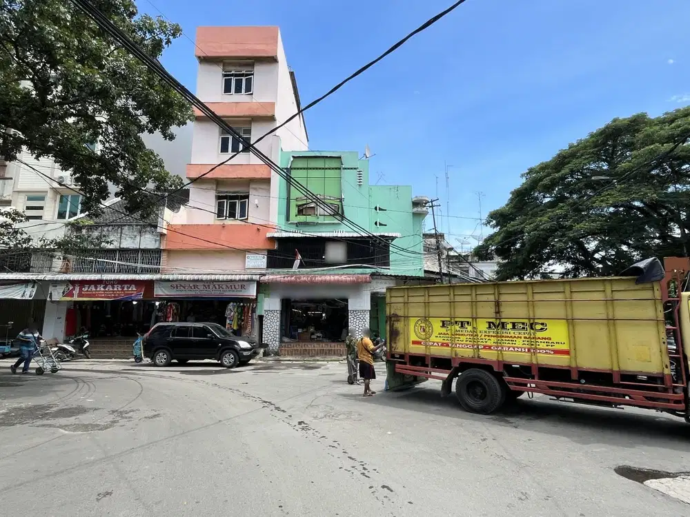 Rukoo Hook di jalan pusat pasar Medan Mall