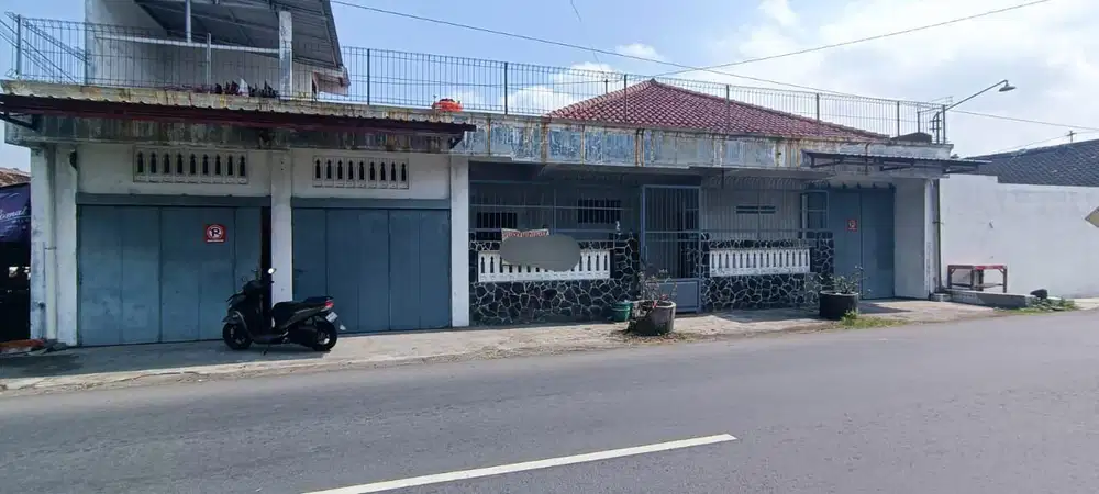 Rumah strategis buat usaha tepi jalan raya di Triyagan Mojolaban