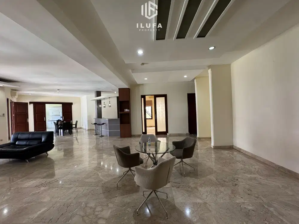 Dijual rumah asri taman luas lokasi ampera cilandak SHM