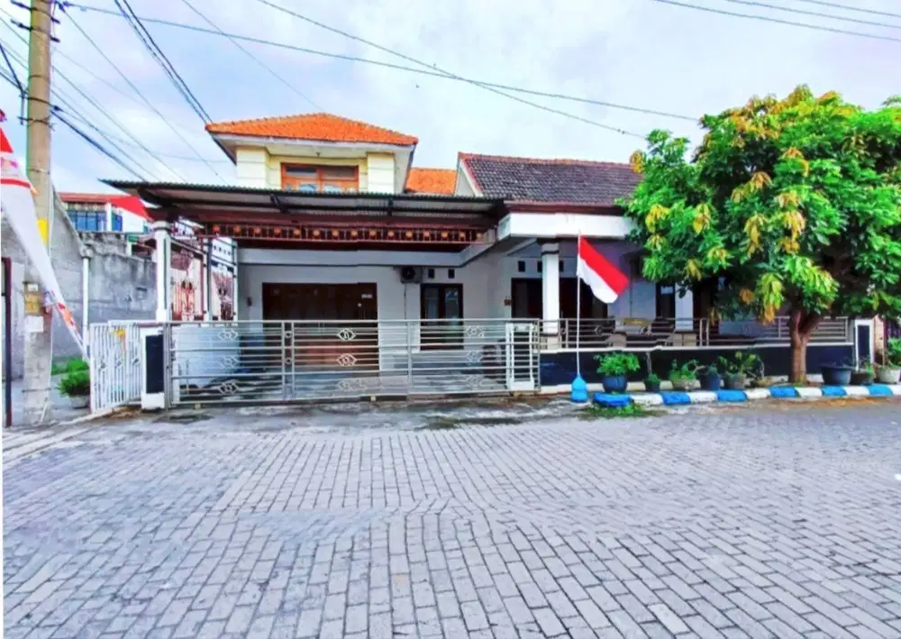 Rumah Bagus Garasi 2mobil Dekat Luwes Gentan