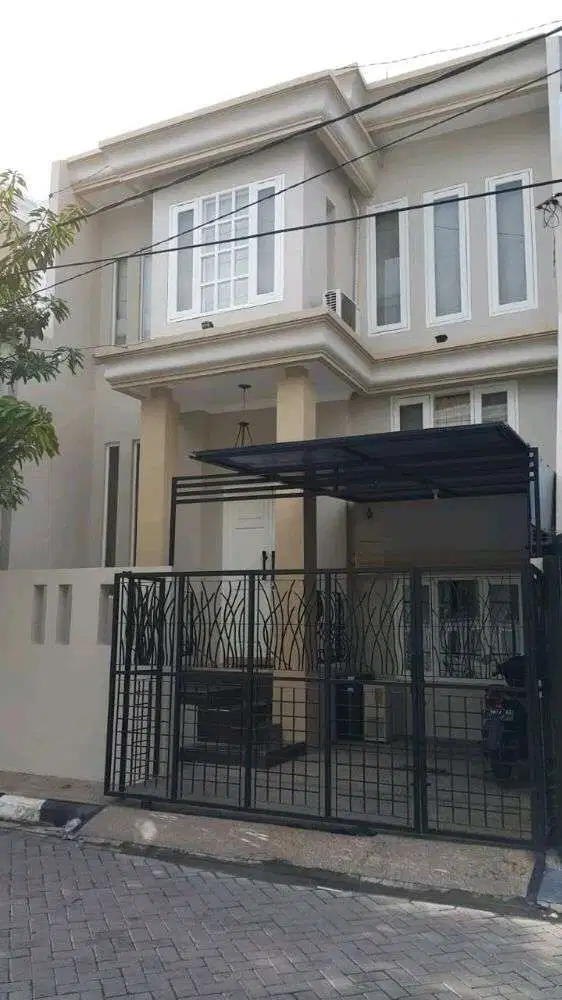 Rumah cantik modern minimalis Puri Asri Pakuwon City 2lt