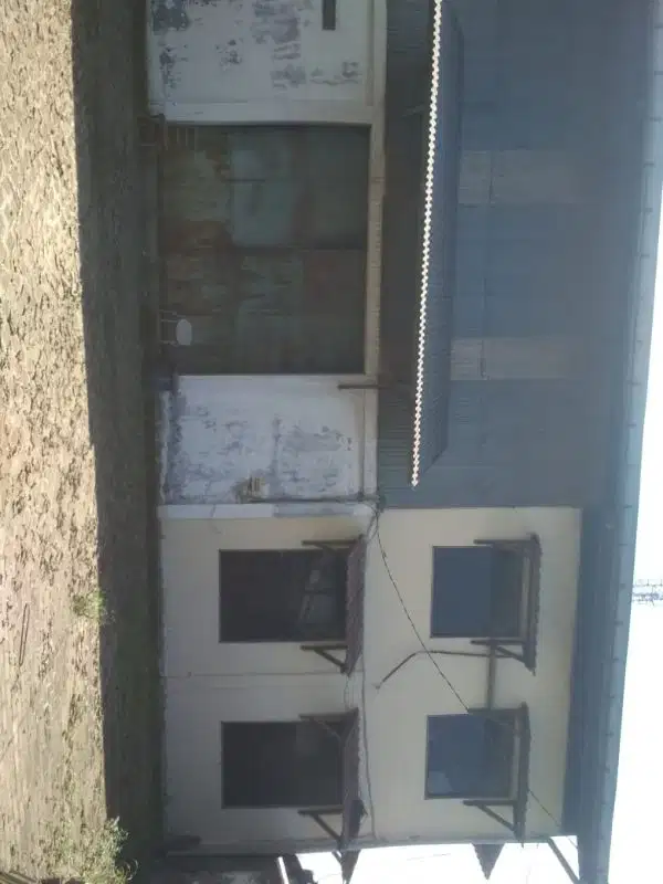 Kalianak. jalan utama. Gudang siap pakai