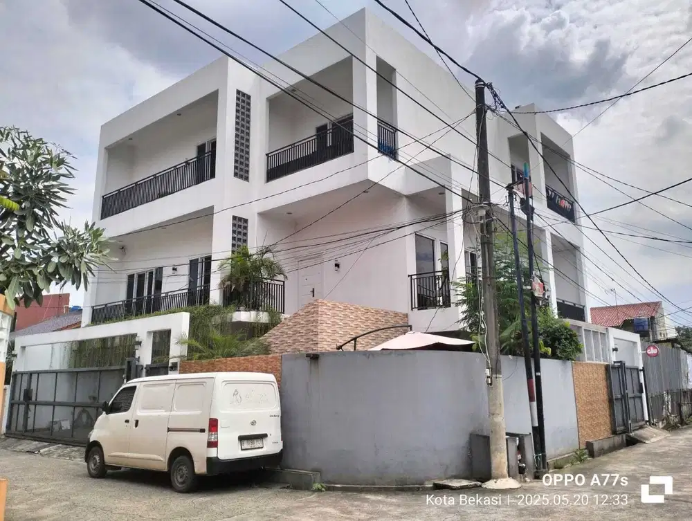 RUMAH MODERN 3 LANTAI di JATIBENING, BEKASI